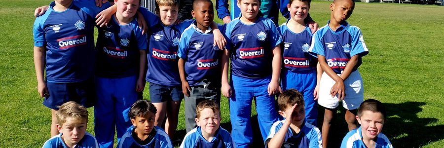 Gansbaai Laerskool se onder 8-rugbyspan speel hierdie kwartaal in netjiese nuwe truie danksy borgskap van die plaaslike Selfoononderneming, Overcell. Agter die spelers staan Francois van der Westhuizen (links), eienaar van Overcell, en Gerrit Cloete, afrigter van die span, ná die oorhandiging van die truie.